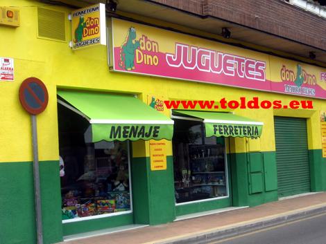 Dos toldos de brazos invisible verdes abiertos en tienda de juguetes