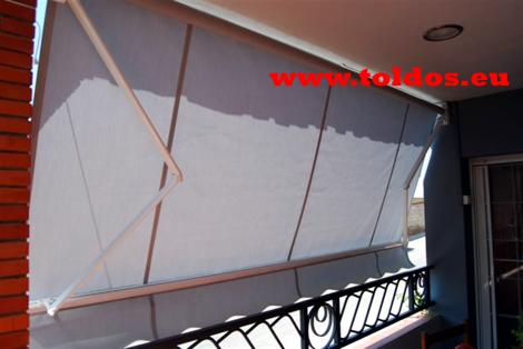 Toldo de brazo invisible en un balcon